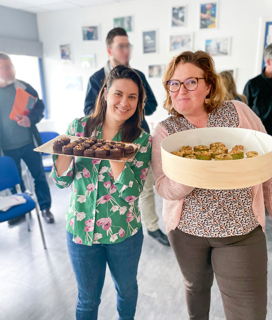 Deux salariées SAPRENA qui proposent des mignardises pour le Café de Bienvenue