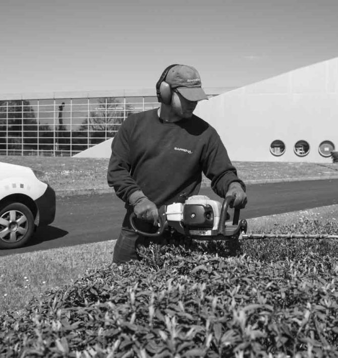 entreprise agréée jardinage assurant l'entretien de vos espaces verts