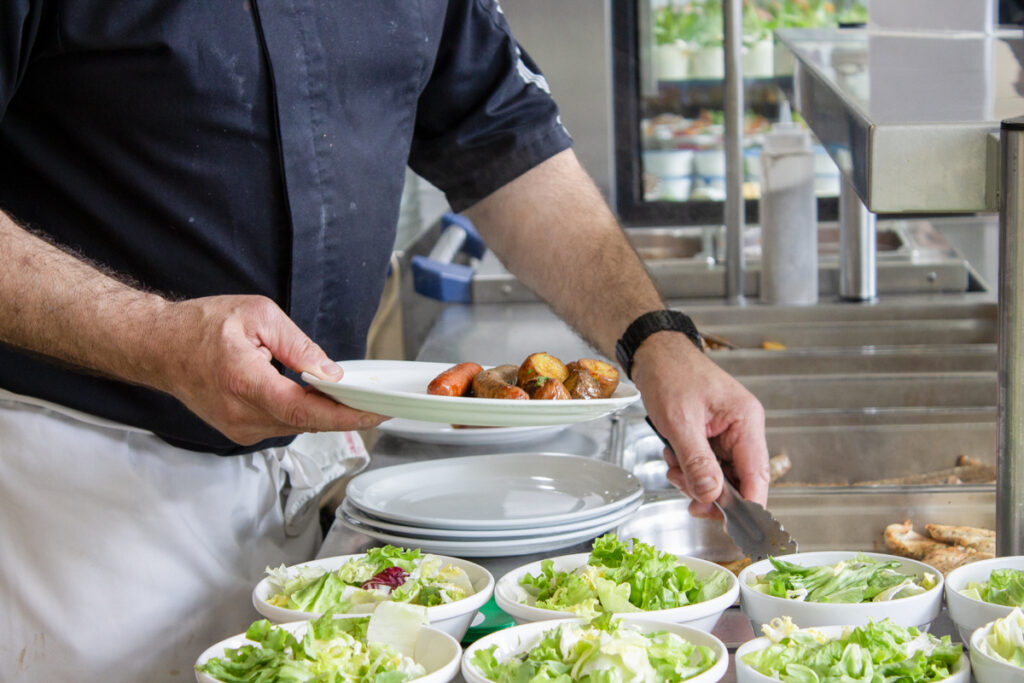 Le chef sert une assiette