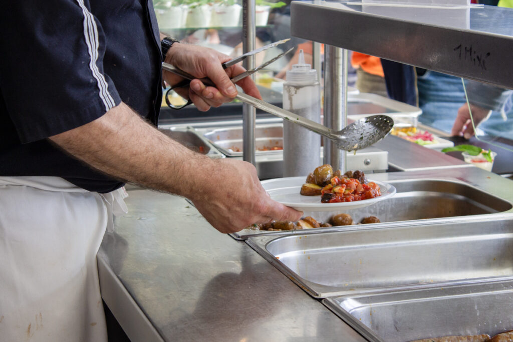 Le chef qui sert les usagers