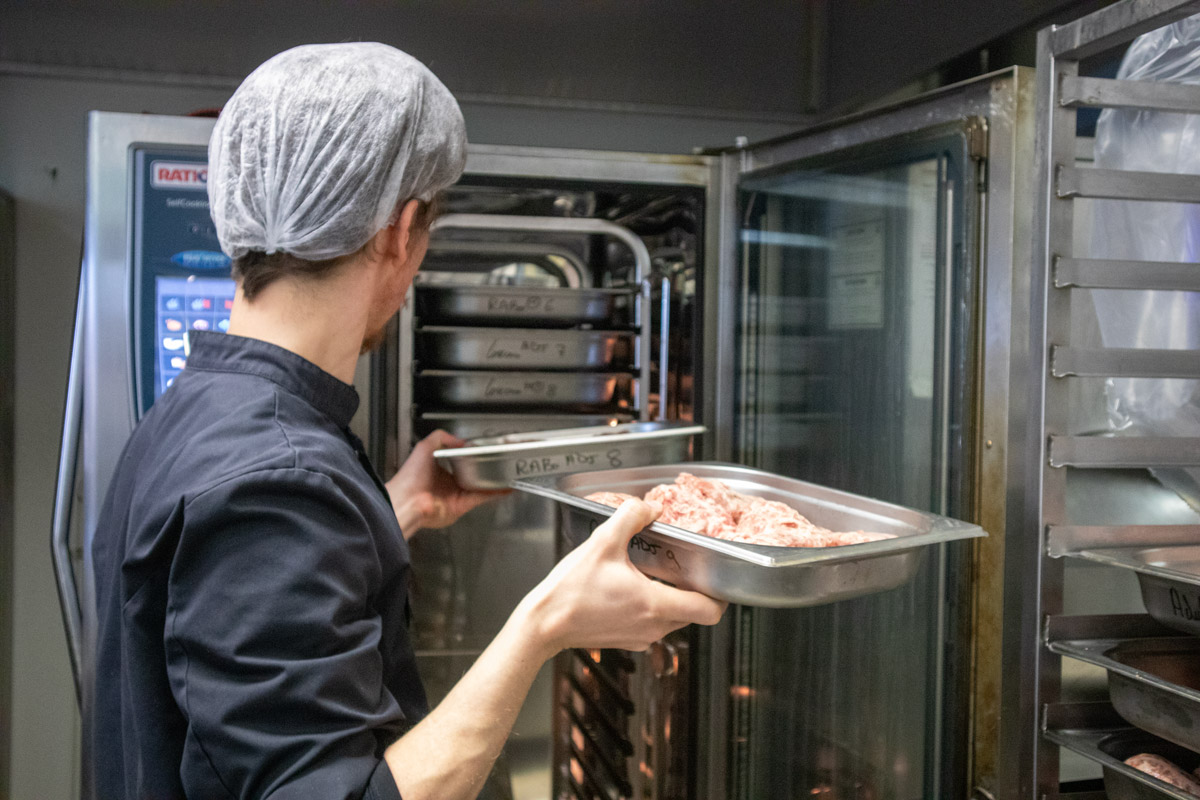 Un cuisinier qui met un plat au four