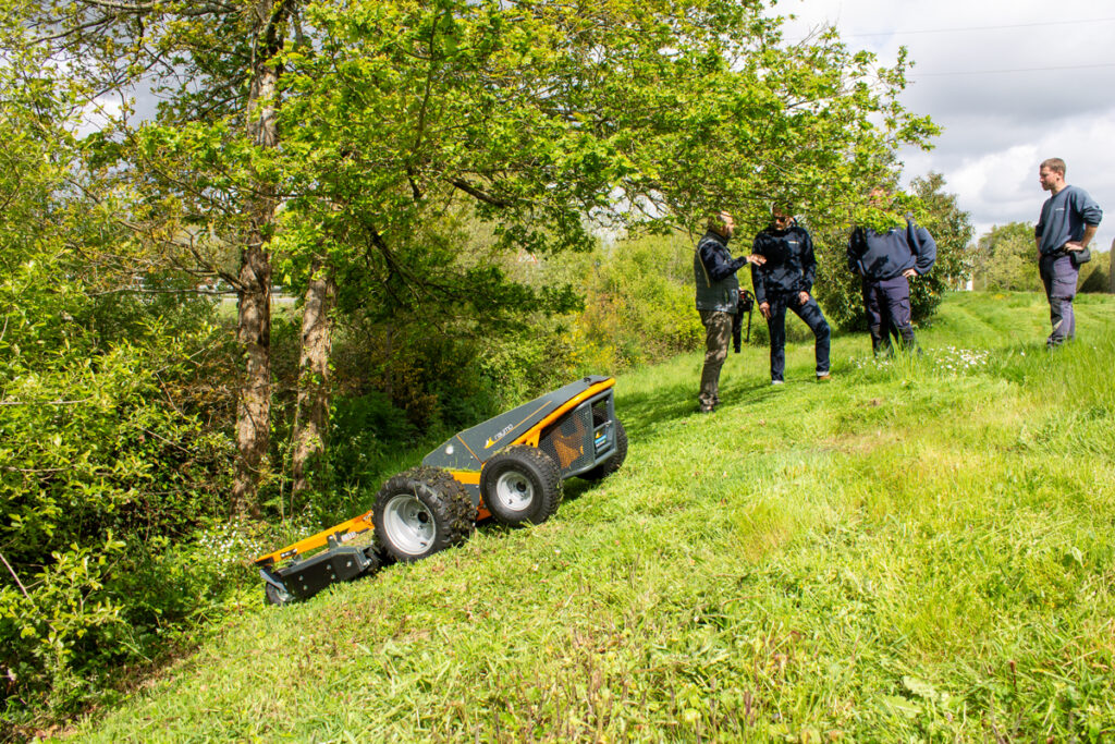 Tondeuse électrique sur terrain en pente