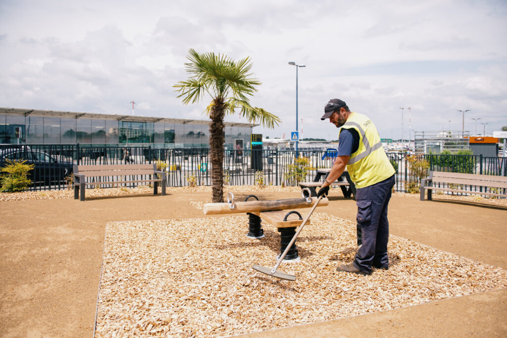 Aménagement d'un parc avec des bancs