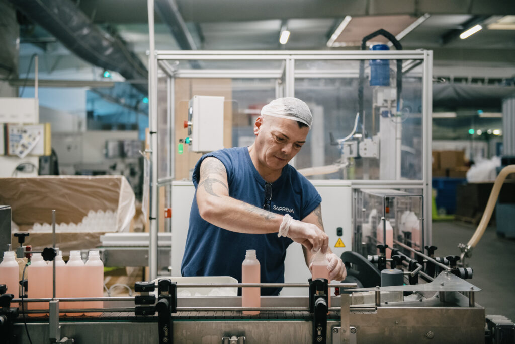 Ligne de conditionnement de flacons dans l'entreprise adaptée SAPRENA