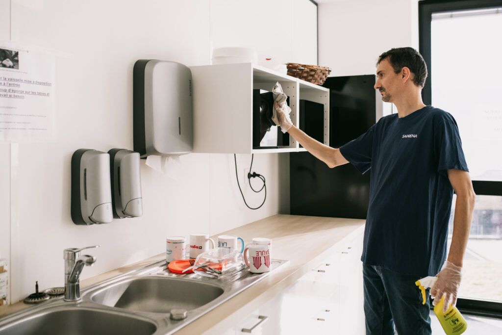Nettoyage dans une salle de réfectoire