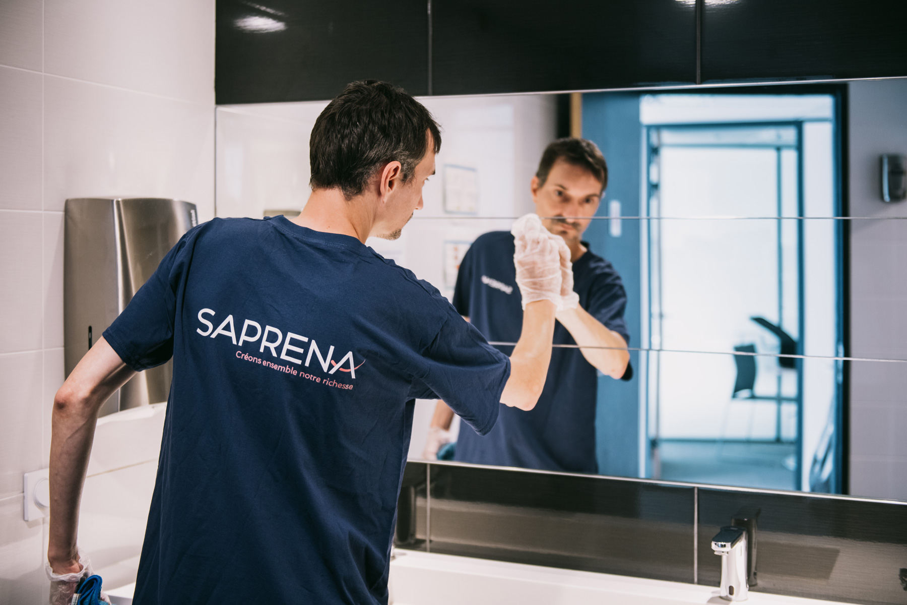 Nettoyage des vitres dans des sanitaires