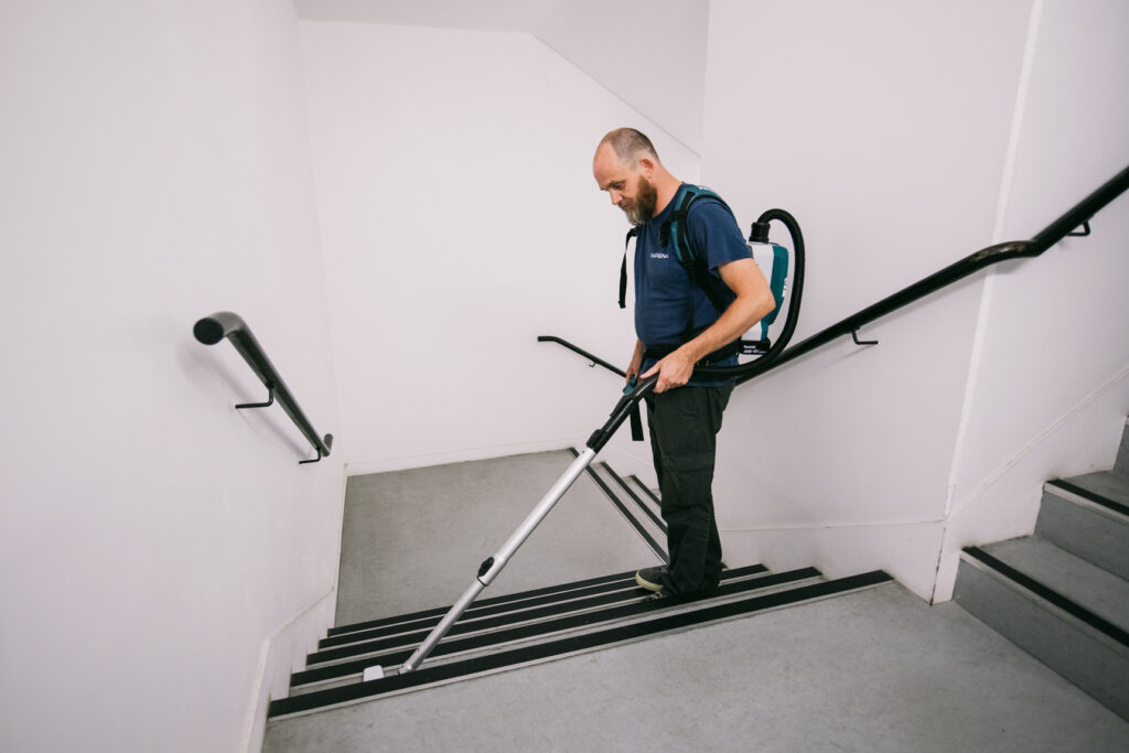 Aspirateur dans cage d'escalier d'un immeuble résidentiel
