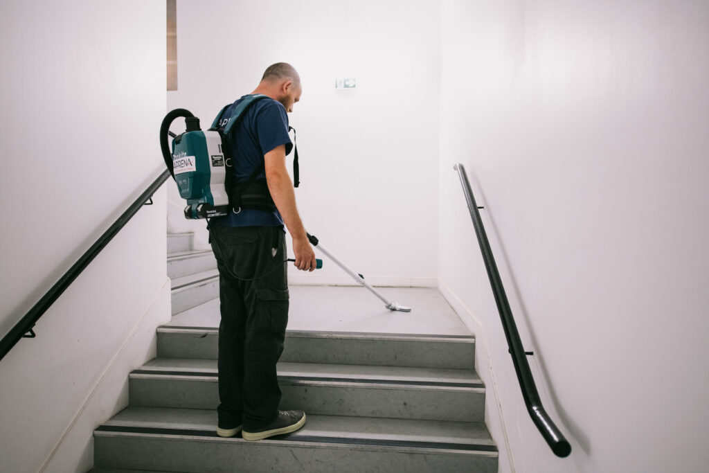 Utilisation d'un aspirateur dorsal professionnel pour les escaliers