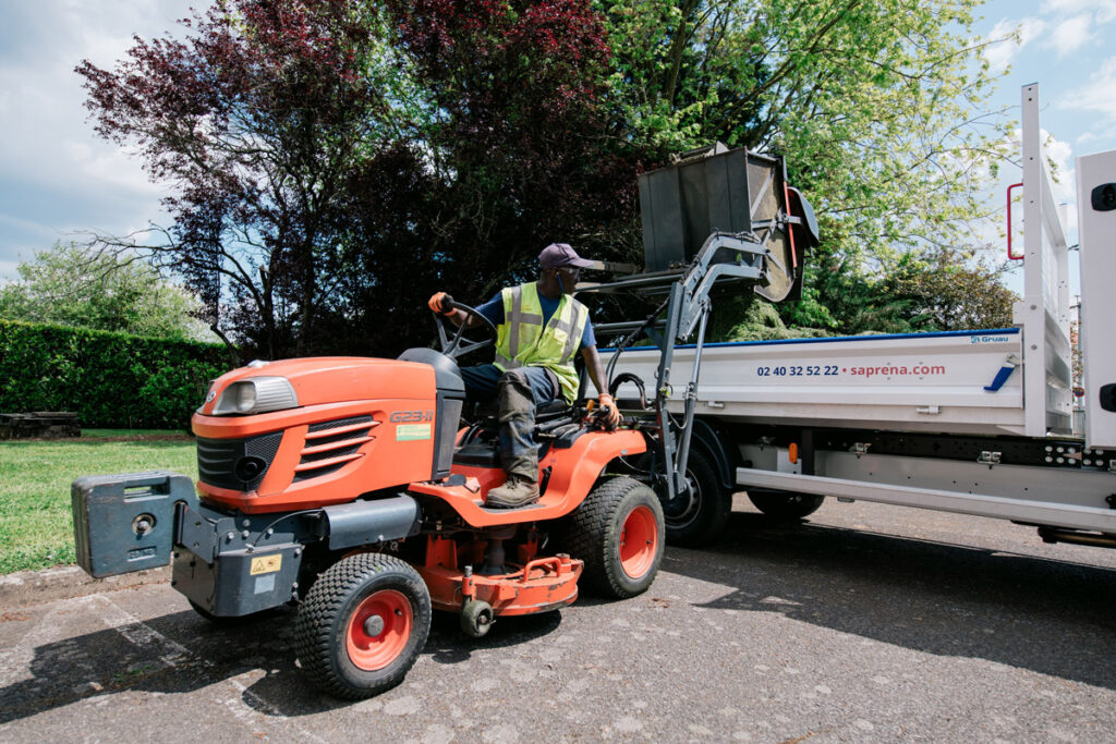 Un agent qui décharge les déchets verts