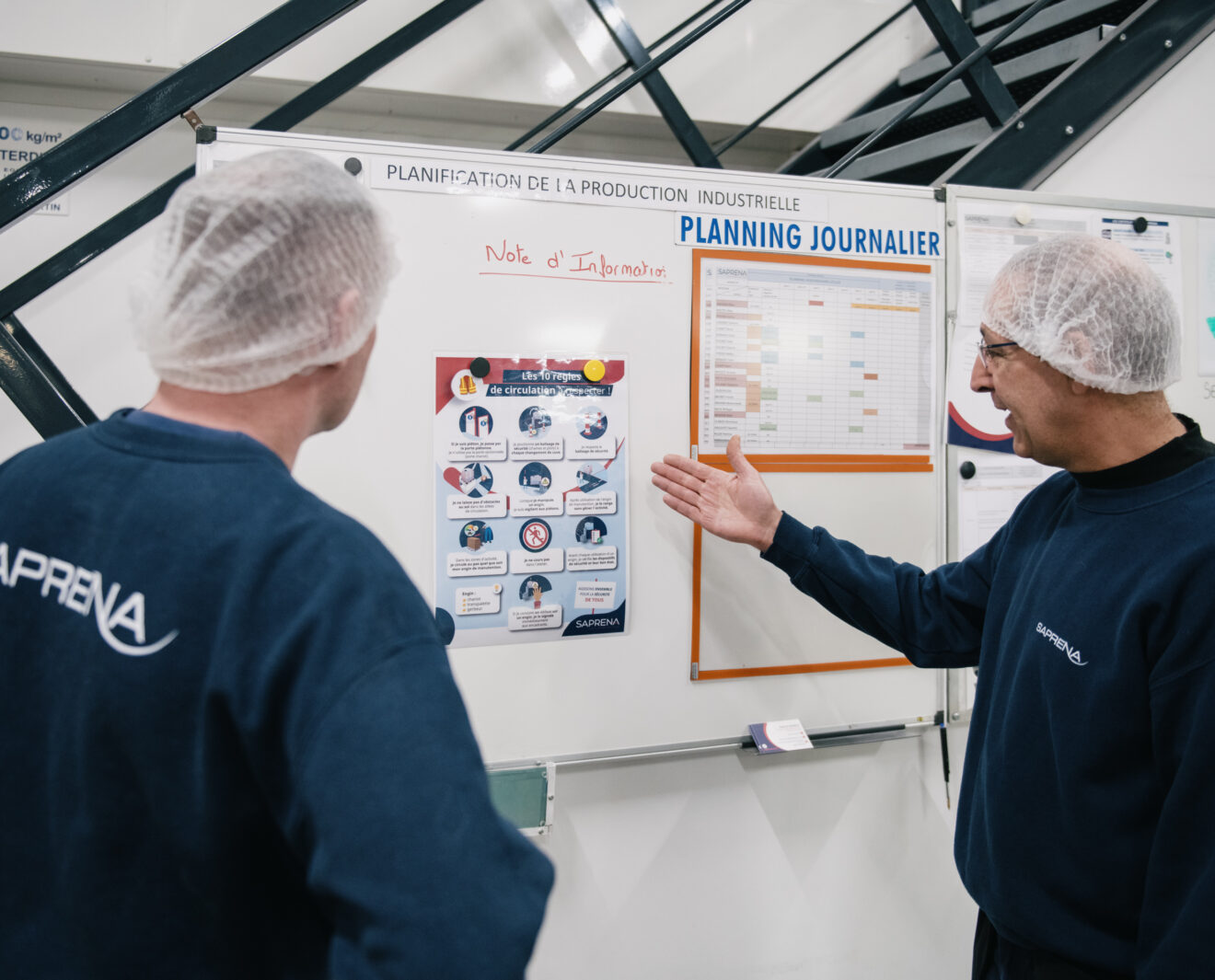 Un salarié informe sur les règles à respecter