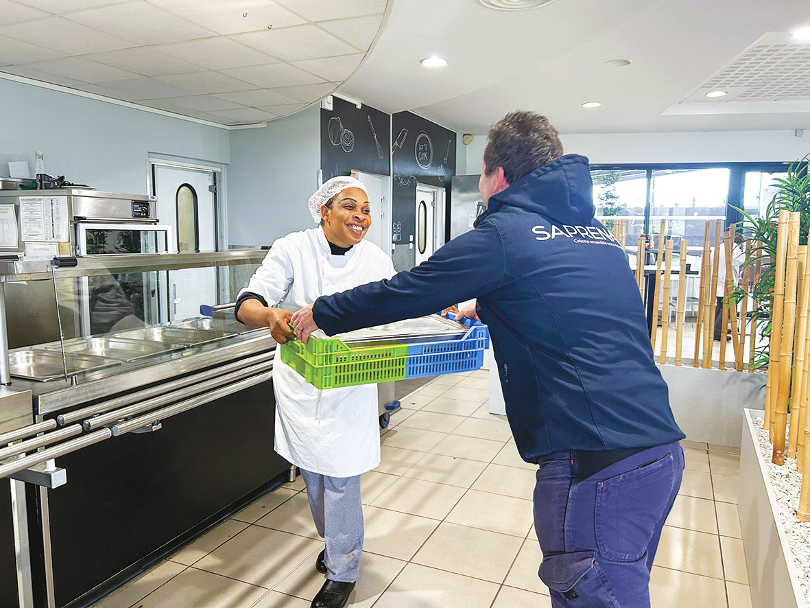 Un livreur SAPRENA qui effectue sa livraison en cuisine