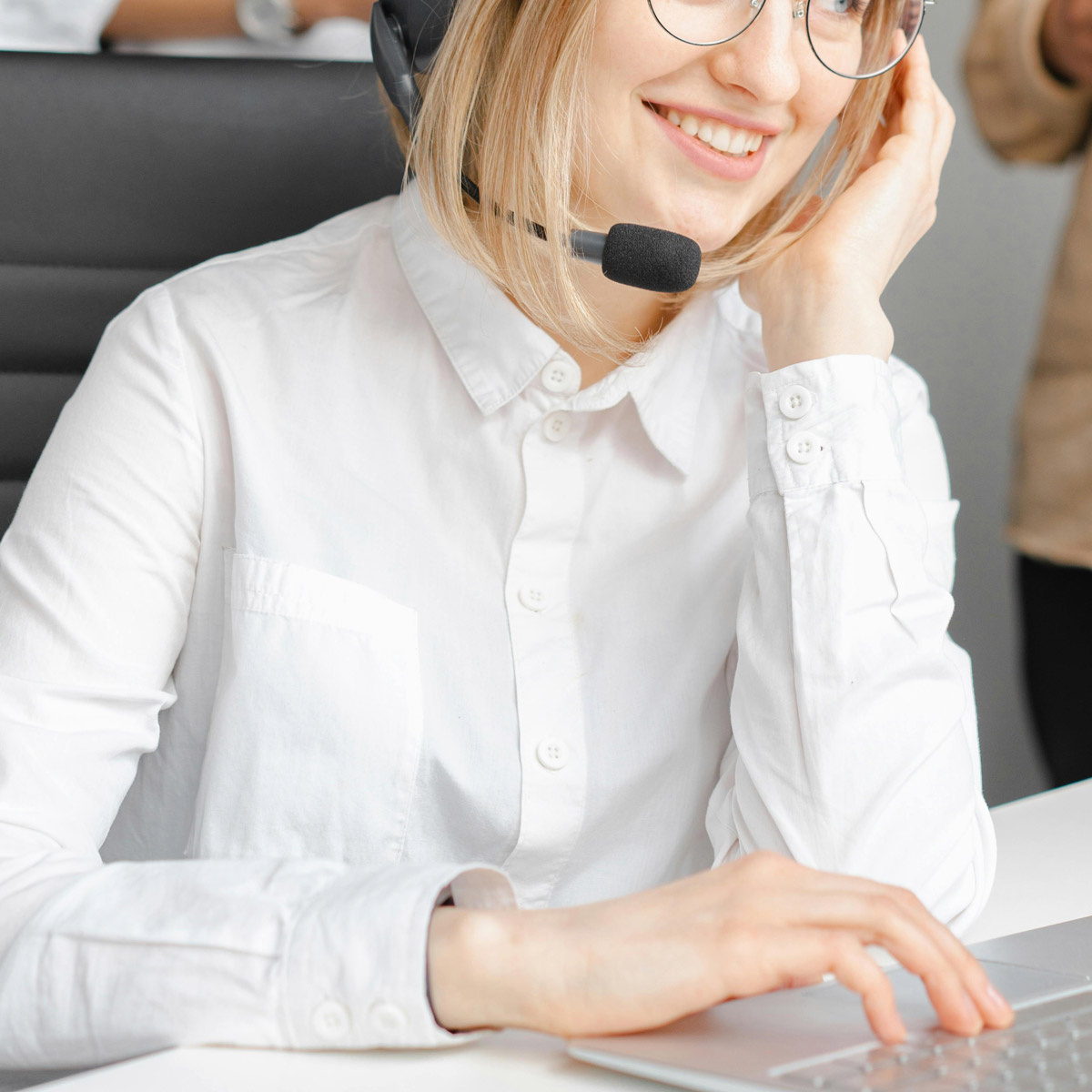 Une personne qui répond au téléphone